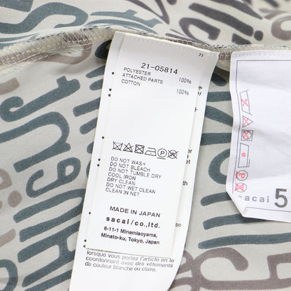 メッセージ プリント ワイド ブラウス / スタンドカラー 半袖 クロップド丈 サテン メッシュ