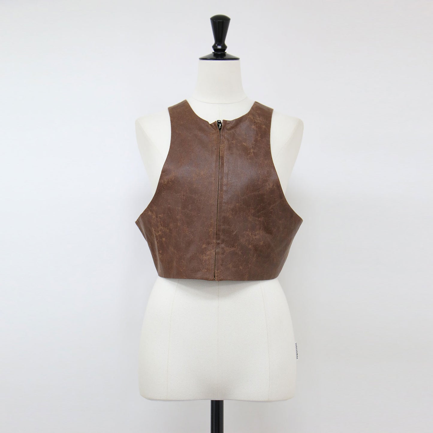 24秋冬 クラッキング フェイクレザー ベスト / crackingfakeleather vest ショート丈 クルーネック アメリカンスリーブ 2WAY