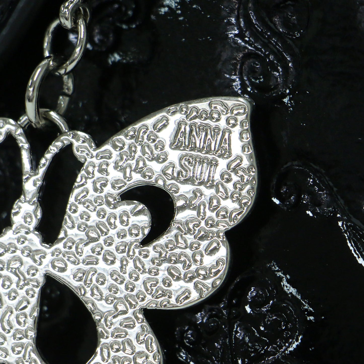 エリス 型押し エナメルレザー ショルダーバッグ / ポシェット 肩掛け 斜め掛け バタフライ エンボス