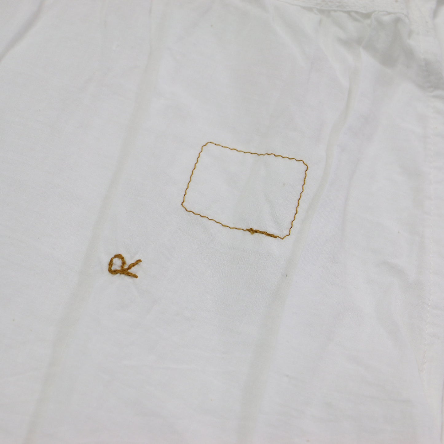 インドカディdeレースカラーTシャツ / ブラウス 長袖 クルーネック ペプラム フレア タック ロゴ 刺繍 コットン