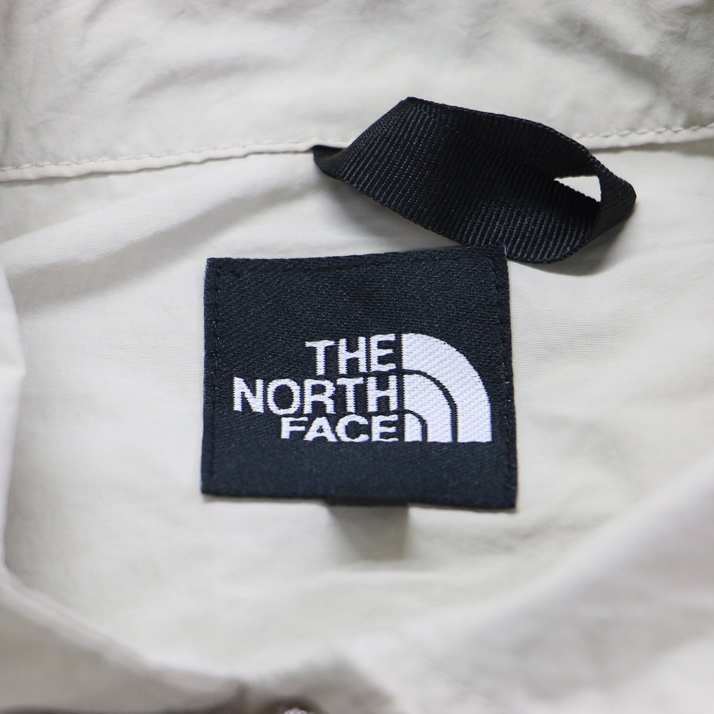 ロールパック ジャーニーズ コート NPW22360 / Rollpack Journeys Coat 長袖 膝丈 フード ギャザー スナップボタン ブランドロゴ 刺繍 ナイロン