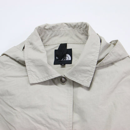 ロールパック ジャーニーズ コート NPW22360 / Rollpack Journeys Coat 長袖 膝丈 フード ギャザー スナップボタン ブランドロゴ 刺繍 ナイロン