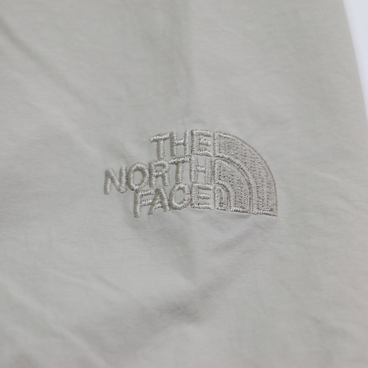 ロールパック ジャーニーズ コート NPW22360 / Rollpack Journeys Coat 長袖 膝丈 フード ギャザー スナップボタン ブランドロゴ 刺繍 ナイロン