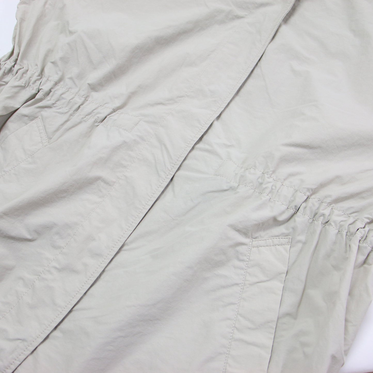 ロールパック ジャーニーズ コート NPW22360 / Rollpack Journeys Coat 長袖 膝丈 フード ギャザー スナップボタン ブランドロゴ 刺繍 ナイロン