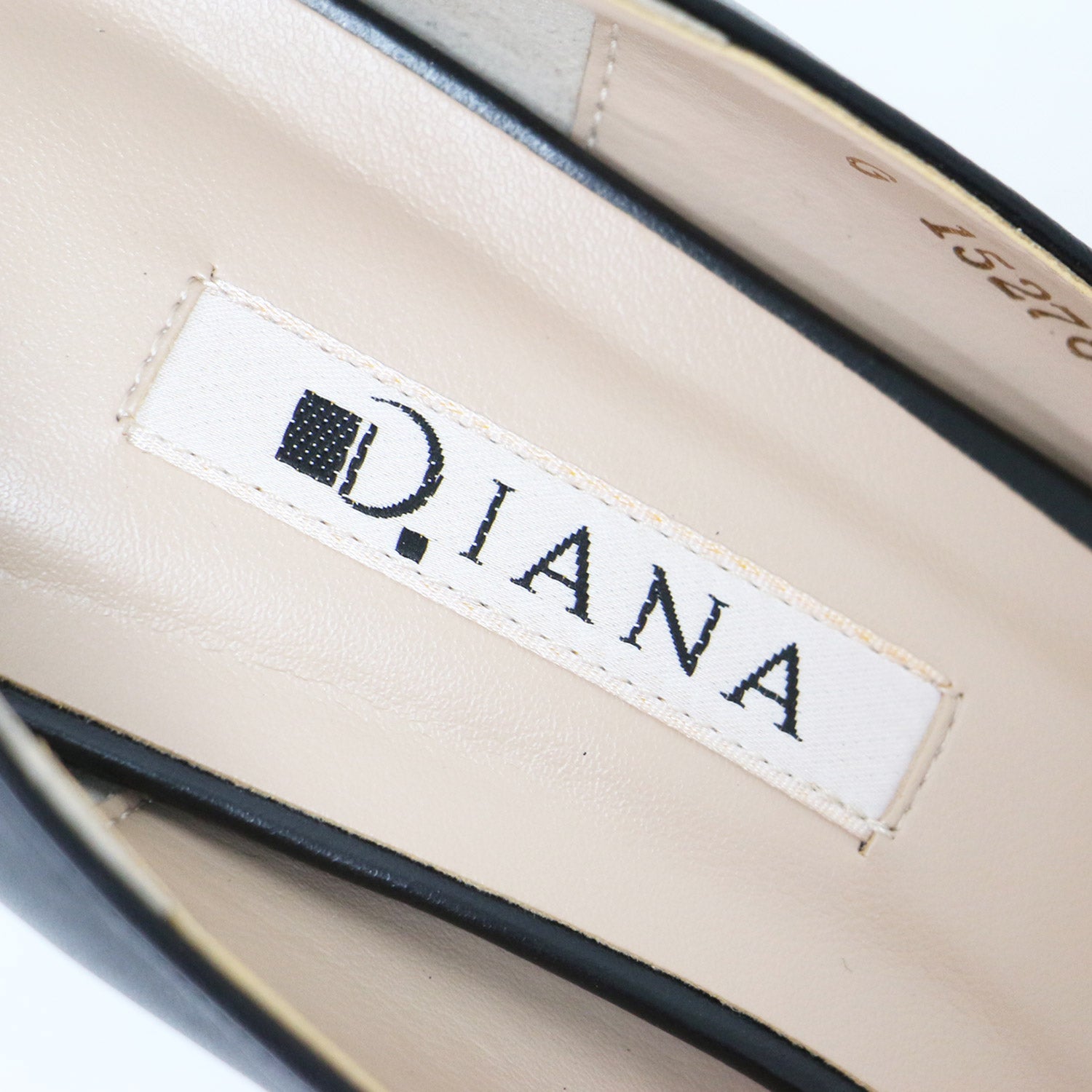 未使用級【DIANA】フラットパンプス(22.5)ポインテッドトゥ レザー　本革 アルテミス バイ ダイアナ artemis by DIANA ポインテッドトゥT