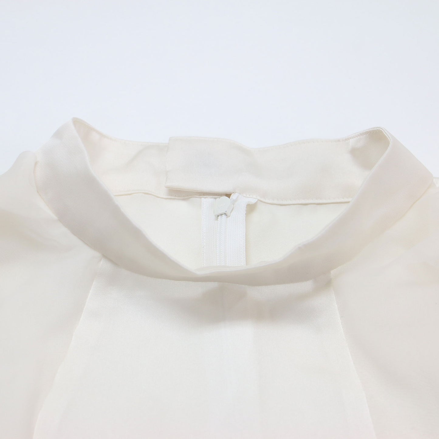 25春夏 サテン シフォン プルオーバー / Satin Chiffon Pullover ブラウス ノースリーブ スタンドカラー ドレープ