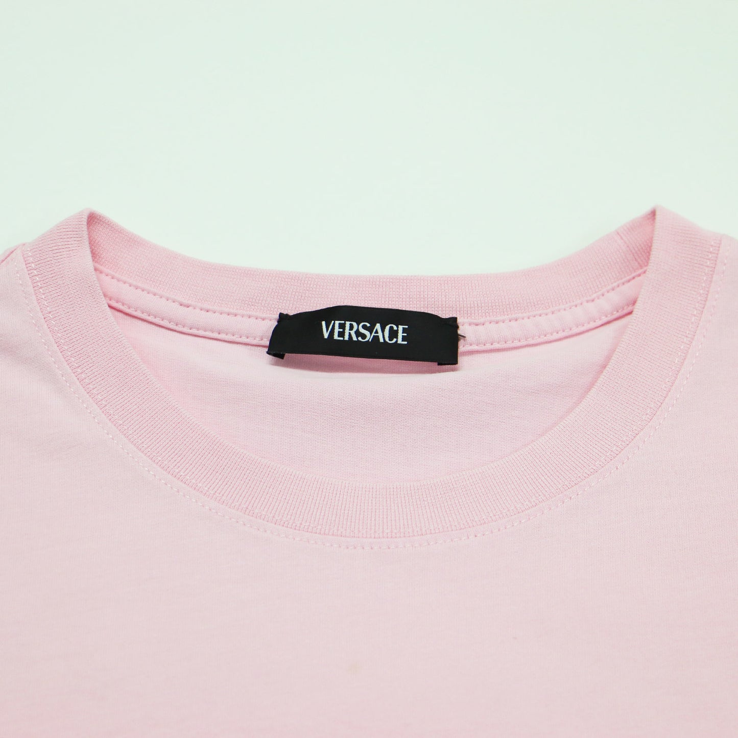 25春夏 フリンジ 刺繍入り ロゴ スリムフィット Tシャツ / カットソー クルーネック 半袖 ショートスリーブ コットン