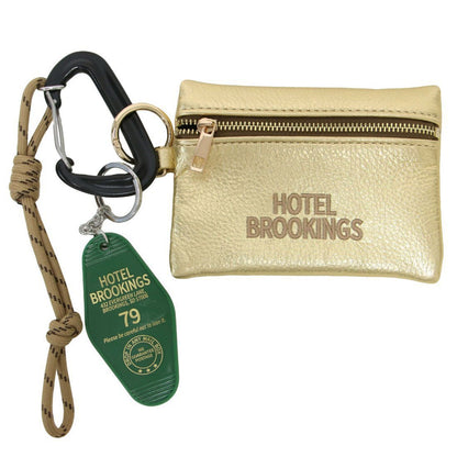 × FRAMeWORK 別注 25春夏 チャーム付き ポーチ / MOTEL CHARM カラビナ ロゴ 刺繍 メタリック レザー