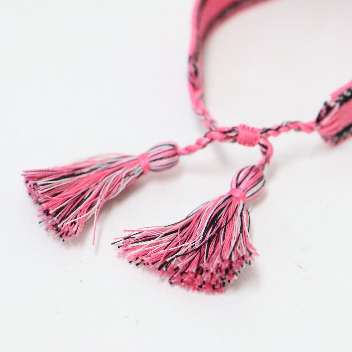 ロゴ 刺繍 ファブリック ブレスレット 2点セット / ミサンガ ウィービングブレスレット タッセル