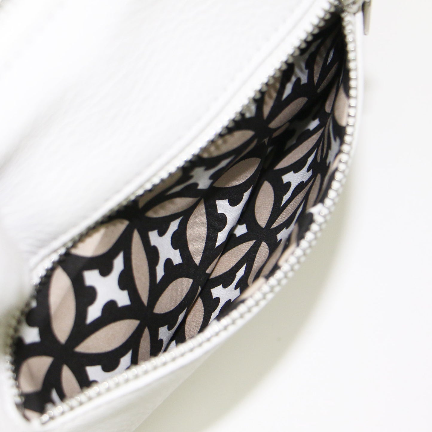 25春夏 シュリンクレザー ショルダーバッグ / ホーボーバッグ 肩掛け 斜め掛け カウレザー