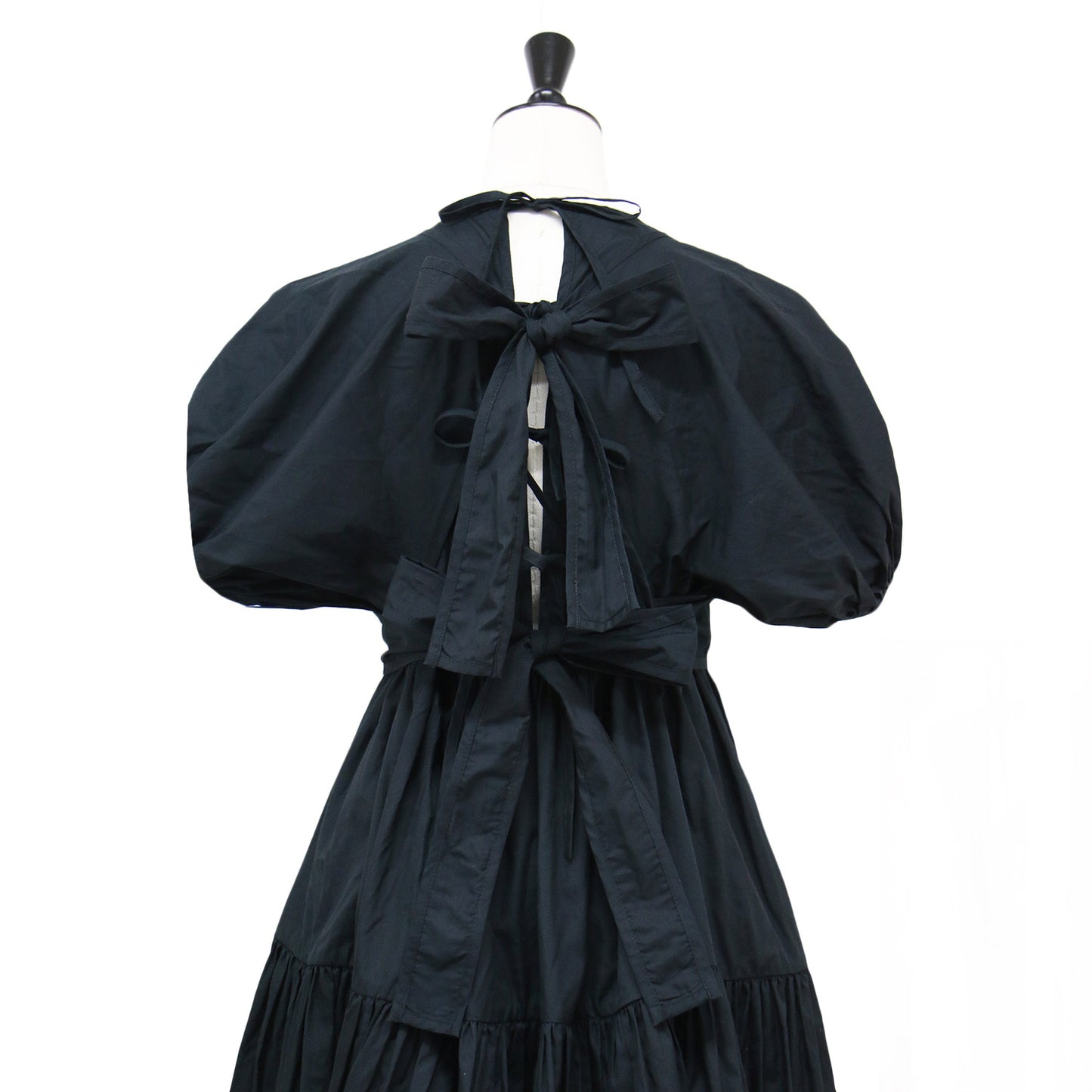 パフスリーブ ティアード ボリューム ロング ワンピース / ドレス マキシ丈 半袖 クルーネック リボン コットン