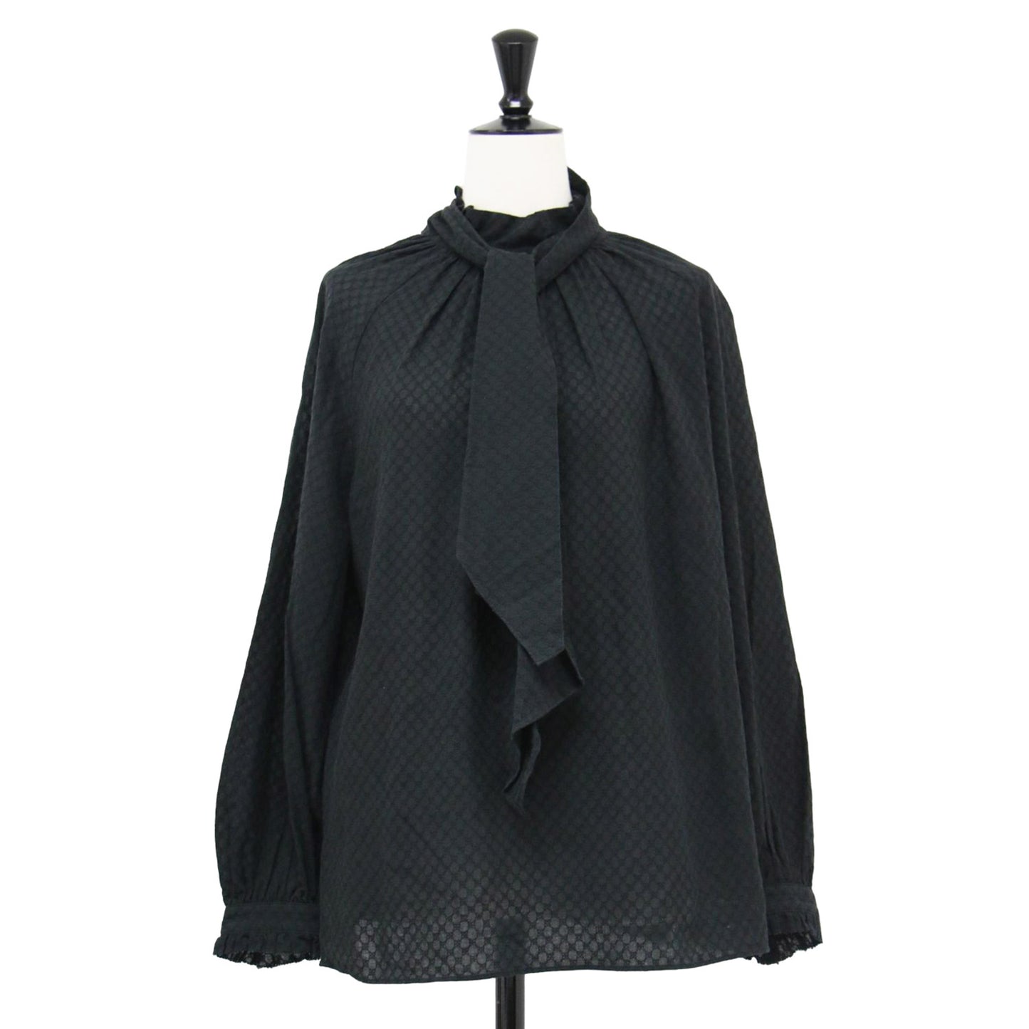 23秋冬 コットンガーゼ エンブロイダリー バックボウタイ ブラウス / プルオーバー スタンドネック ギャザー リボン モノグラム調