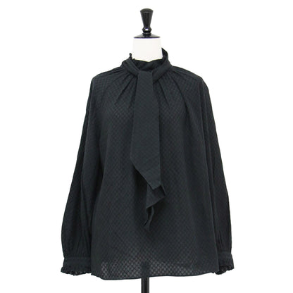 23秋冬 コットンガーゼ エンブロイダリー バックボウタイ ブラウス / プルオーバー スタンドネック ギャザー リボン モノグラム調