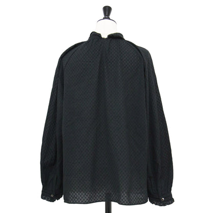 23秋冬 コットンガーゼ エンブロイダリー バックボウタイ ブラウス / プルオーバー スタンドネック ギャザー リボン モノグラム調