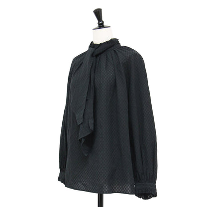 23秋冬 コットンガーゼ エンブロイダリー バックボウタイ ブラウス / プルオーバー スタンドネック ギャザー リボン モノグラム調