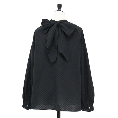 23秋冬 コットンガーゼ エンブロイダリー バックボウタイ ブラウス / プルオーバー スタンドネック ギャザー リボン モノグラム調