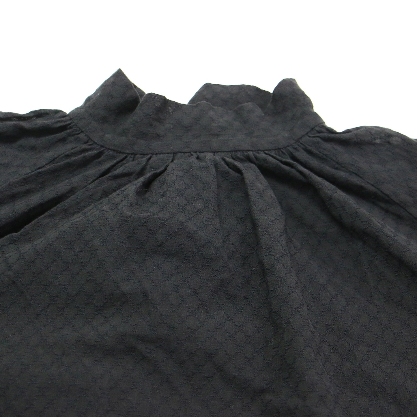 23秋冬 コットンガーゼ エンブロイダリー バックボウタイ ブラウス / プルオーバー スタンドネック ギャザー リボン モノグラム調