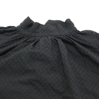 23秋冬 コットンガーゼ エンブロイダリー バックボウタイ ブラウス / プルオーバー スタンドネック ギャザー リボン モノグラム調