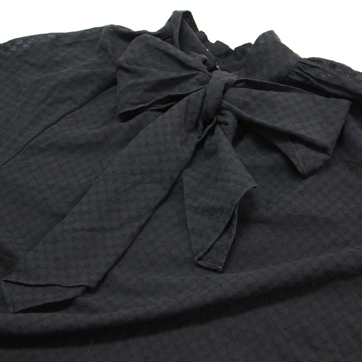 23秋冬 コットンガーゼ エンブロイダリー バックボウタイ ブラウス / プルオーバー スタンドネック ギャザー リボン モノグラム調