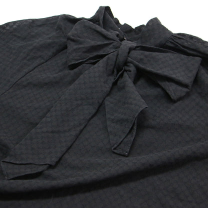 23秋冬 コットンガーゼ エンブロイダリー バックボウタイ ブラウス / プルオーバー スタンドネック ギャザー リボン モノグラム調