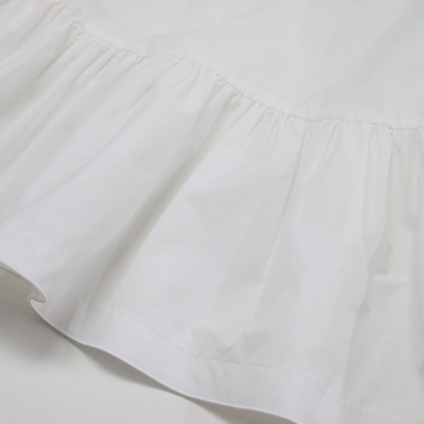 24春夏 ストレッチタフタ ティアードブラウス / プルオーバー シャツ 長袖 クルーネック ペプラム ボリュームスリーブ