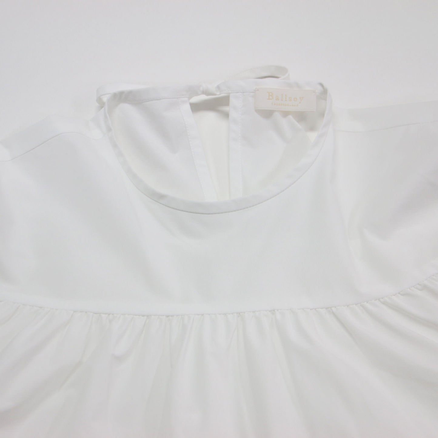 23春夏 ストレッチタフタ ティアード ブラウス / シャツ 長袖 クルーネック フレア ギャザー バックリボン タフタ