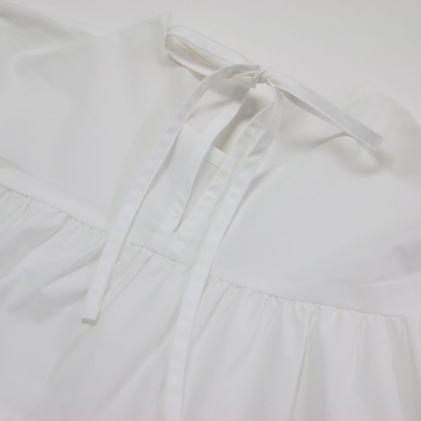 23春夏 ストレッチタフタ ティアード ブラウス / シャツ 長袖 クルーネック フレア ギャザー バックリボン タフタ