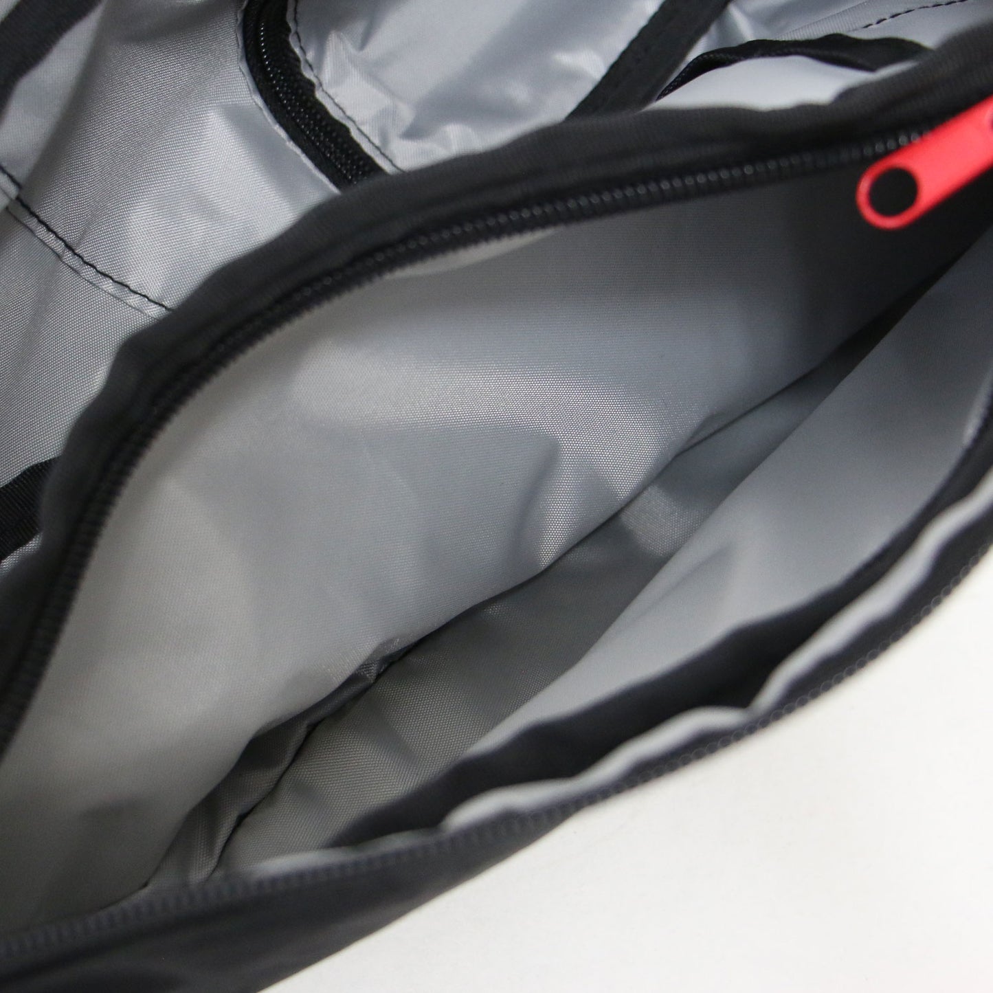 テクスチャード ナイロン Sサイズ / ショルダーバッグ 肩掛け ロゴ 刺繍 撥水加工