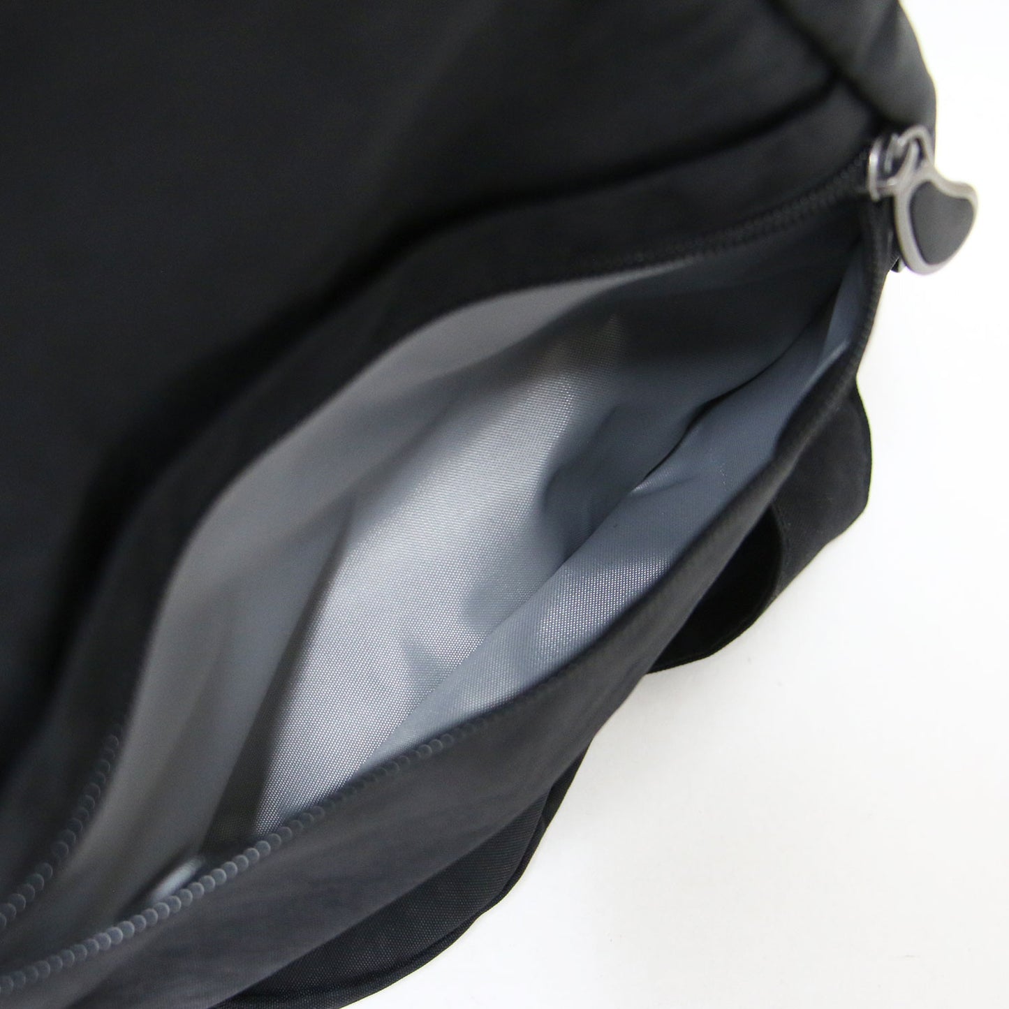 テクスチャード ナイロン Sサイズ / ショルダーバッグ 肩掛け ロゴ 刺繍 撥水加工