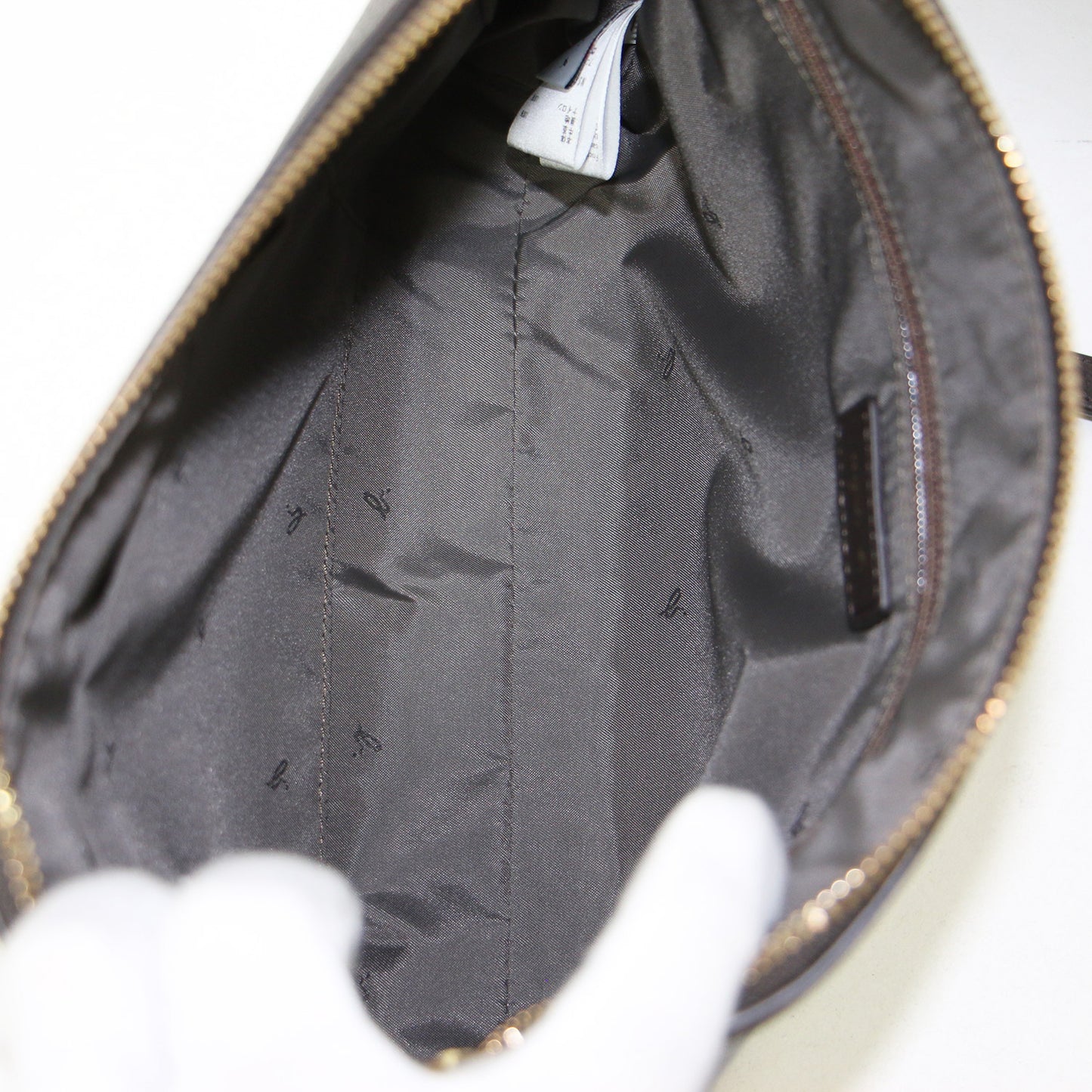 シュリンクレザー ショルダーバッグ / iris ポシェット クロスボディ 肩掛け メタルロゴ 牛革