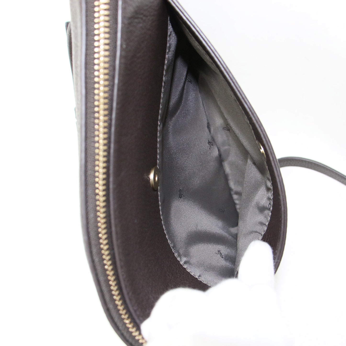 シュリンクレザー ショルダーバッグ / iris ポシェット クロスボディ 肩掛け メタルロゴ 牛革