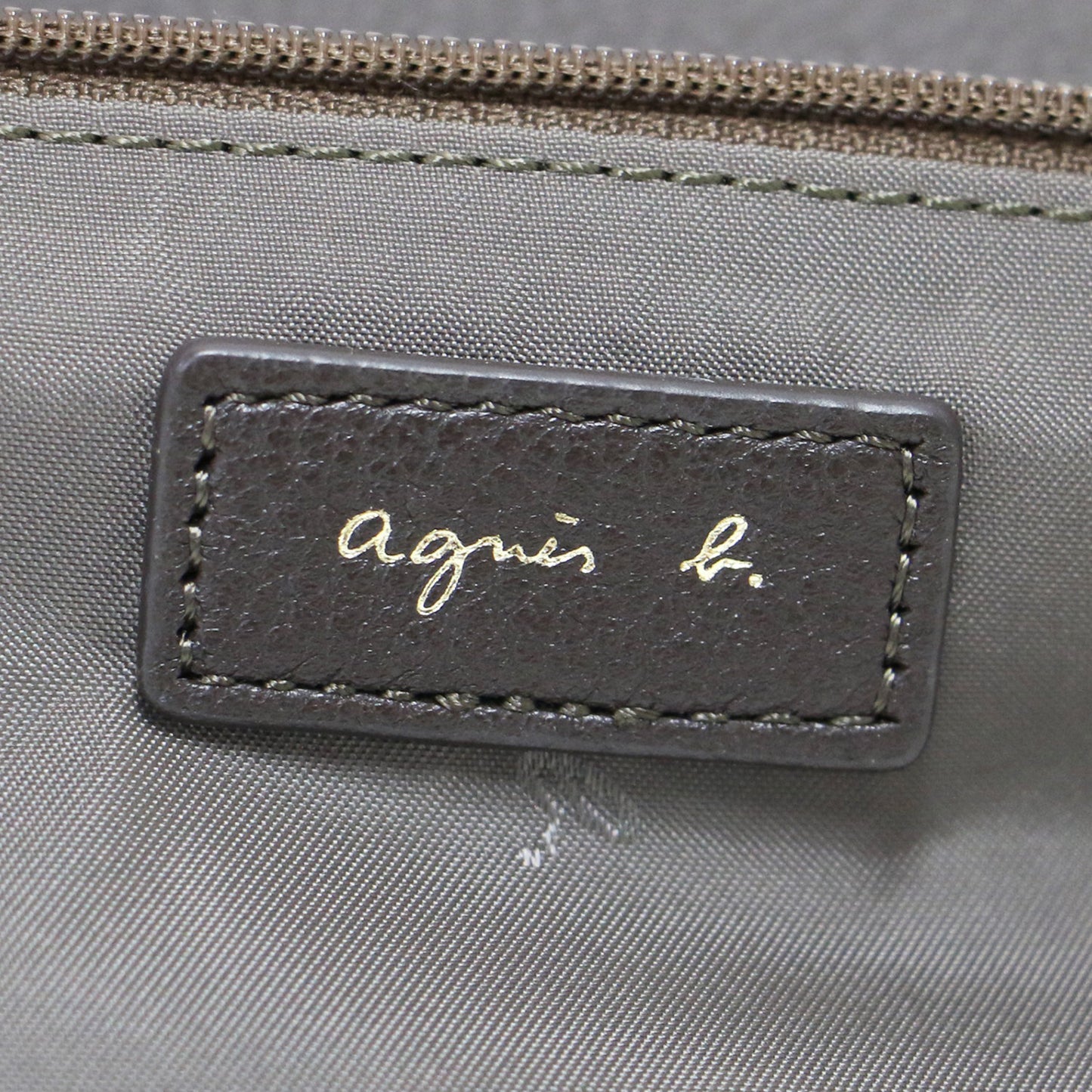 シュリンクレザー ショルダーバッグ / iris ポシェット クロスボディ 肩掛け メタルロゴ 牛革