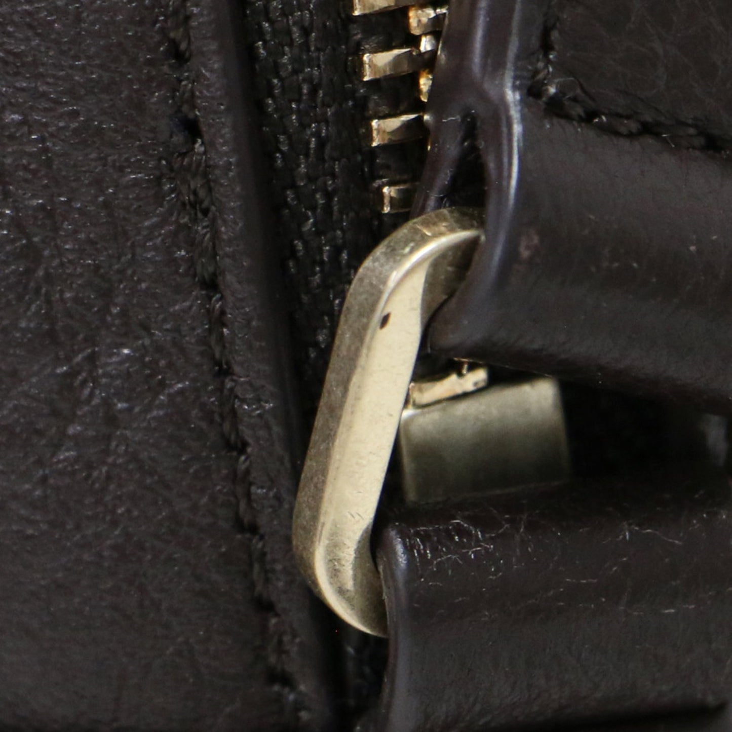 シュリンクレザー ショルダーバッグ / iris ポシェット クロスボディ 肩掛け メタルロゴ 牛革