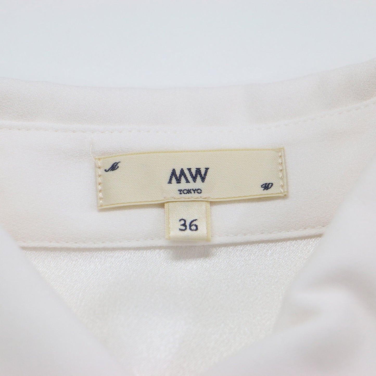 25春夏 バックサテン ハーフスリーブビジュー ブラウス / シャツ 五分袖 パフスリーブ