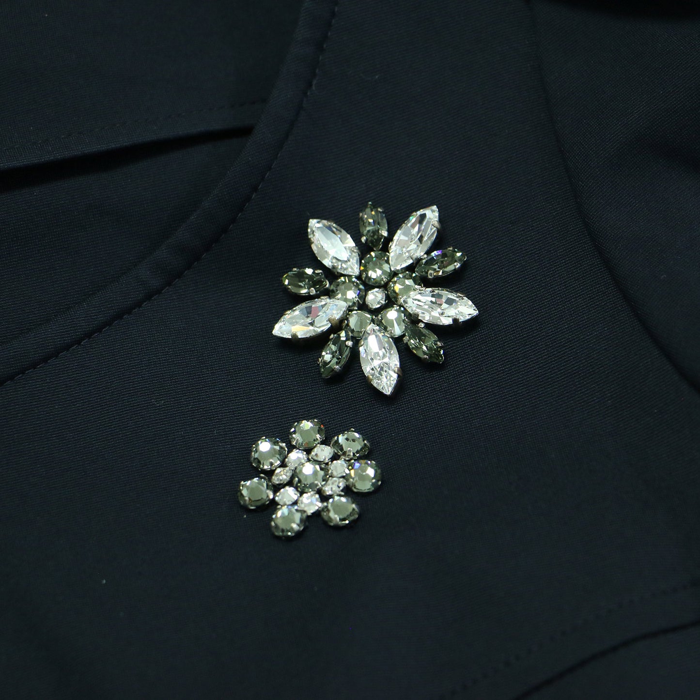 ビジュー付き 半袖 ミニ ワンピース / ラウンドネック パフスリーブ フロントジップ ジャージー素材