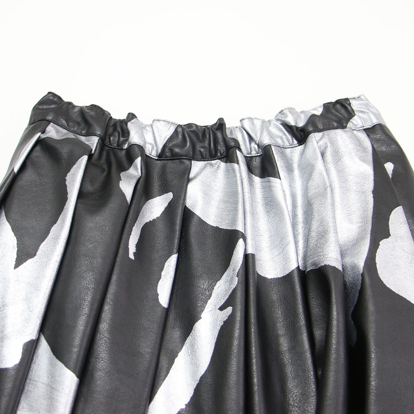 24秋冬 ペイント プリント フェイクレザー タック スカート / ミディ丈 フレア ボリューム