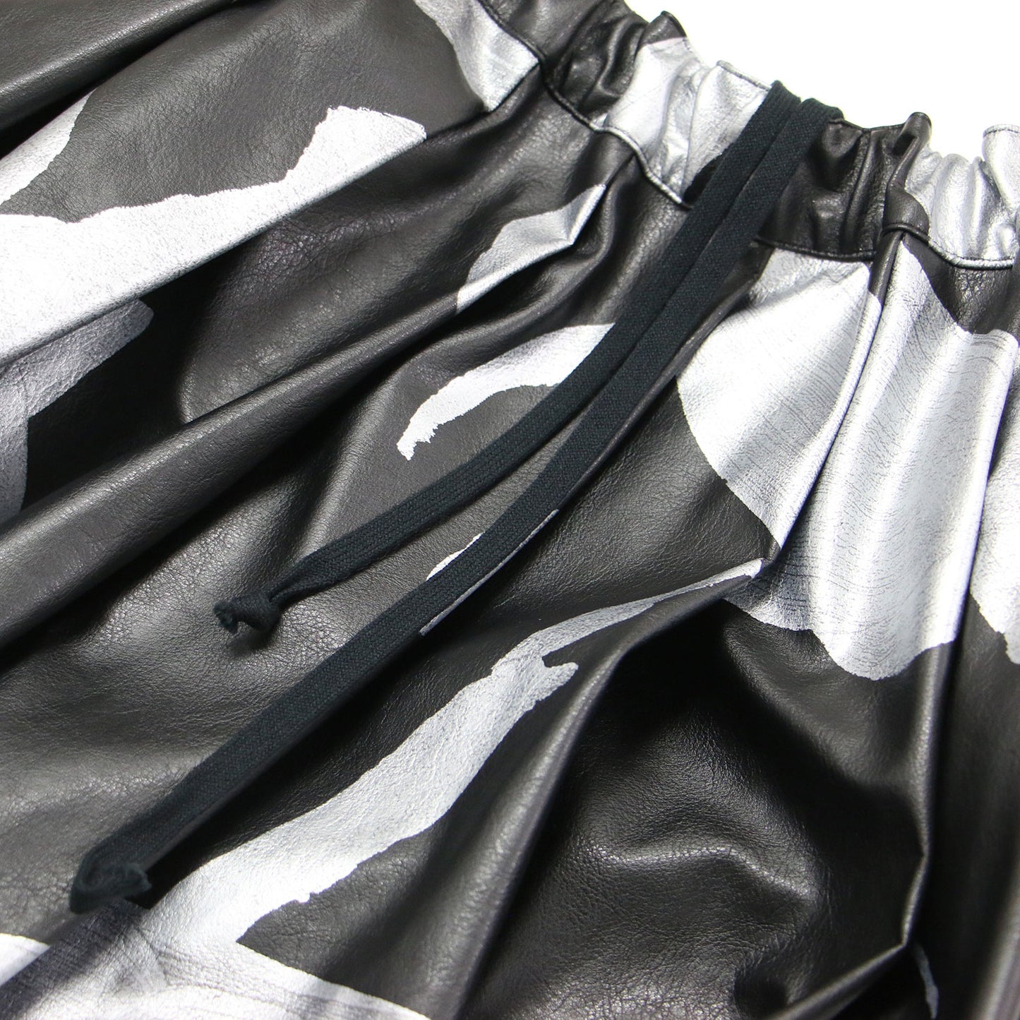 24秋冬 ペイント プリント フェイクレザー タック スカート / ミディ丈 フレア ボリューム