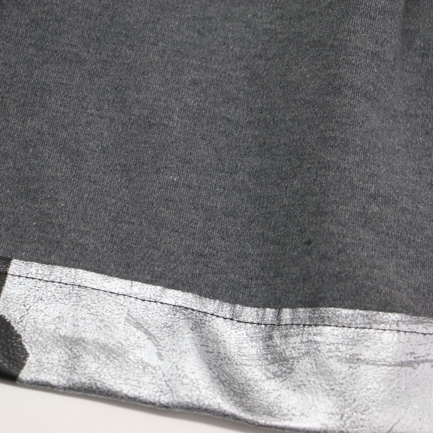 24秋冬 ペイント プリント フェイクレザー タック スカート / ミディ丈 フレア ボリューム