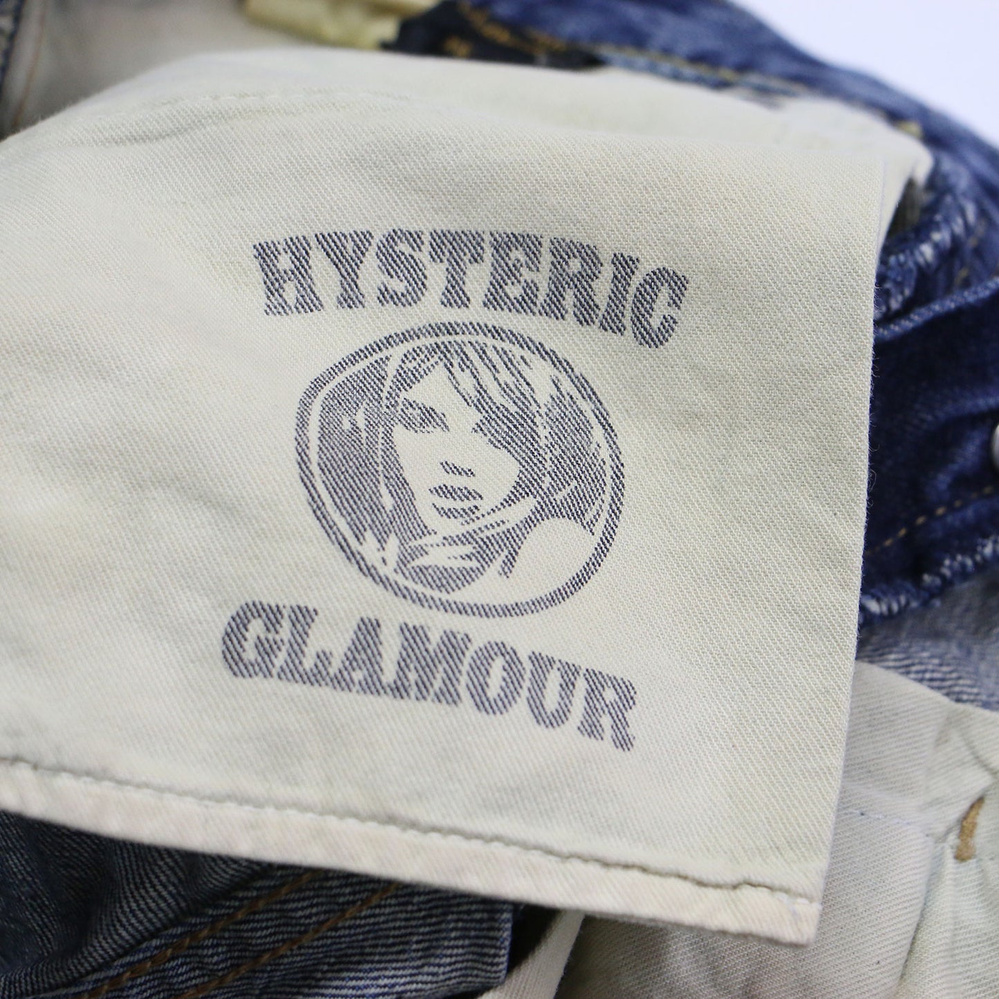 スタッズ付き デニム ショートパンツ / ローライズ カットオフ