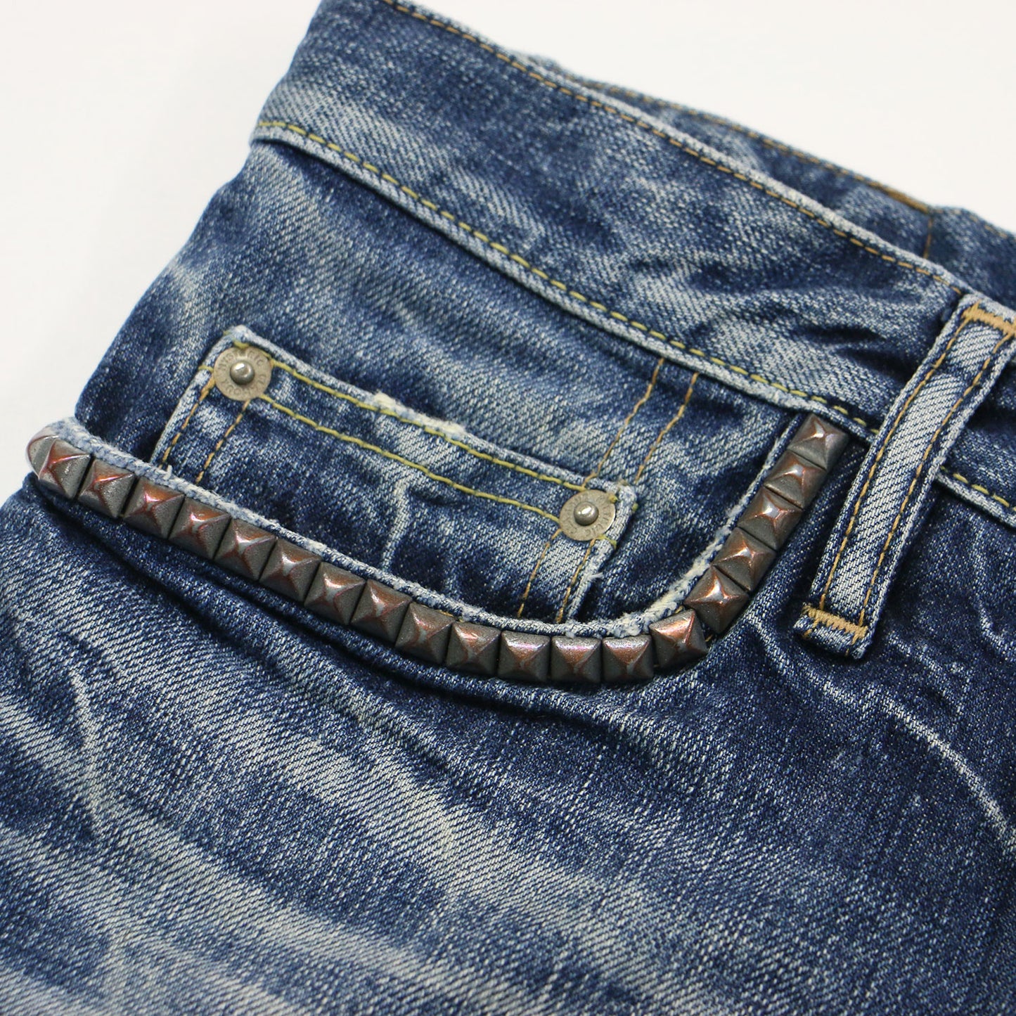 スタッズ付き デニム ショートパンツ / ローライズ カットオフ