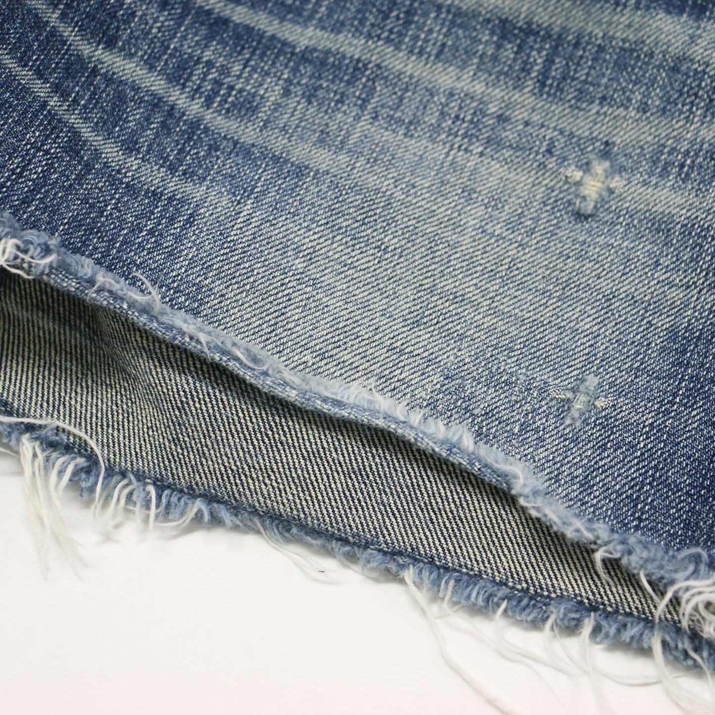 スタッズ付き デニム ショートパンツ / ローライズ カットオフ