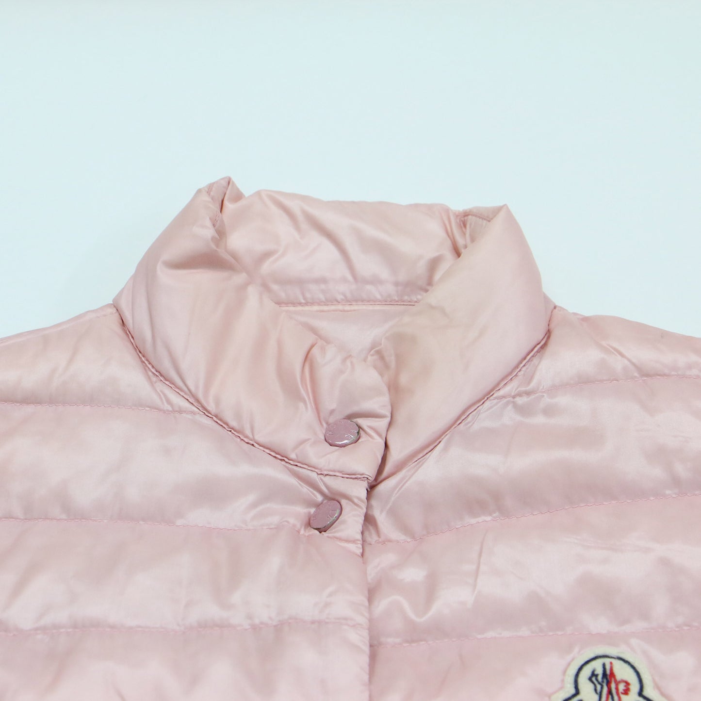ダウンベスト LIANE GILET / ショート丈 スタンドカラー ワッペン ロゴ