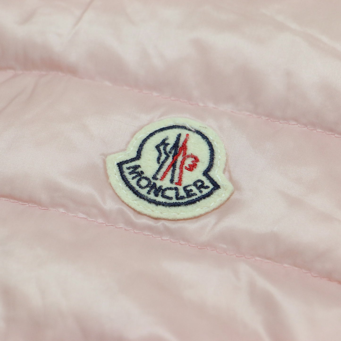 ダウンベスト LIANE GILET / ショート丈 スタンドカラー ワッペン ロゴ
