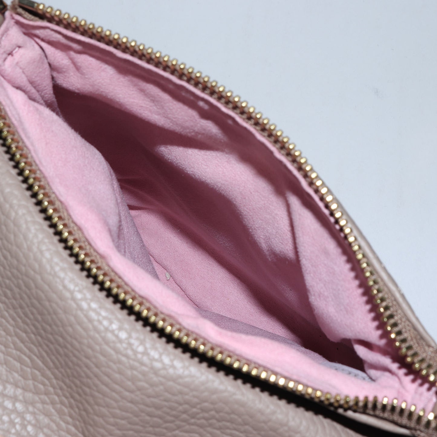 スマートフォンポケット付 ヘラクレスシュリンク レザー ポシェット / ショルダーバッグ ゴールドメタルロゴ