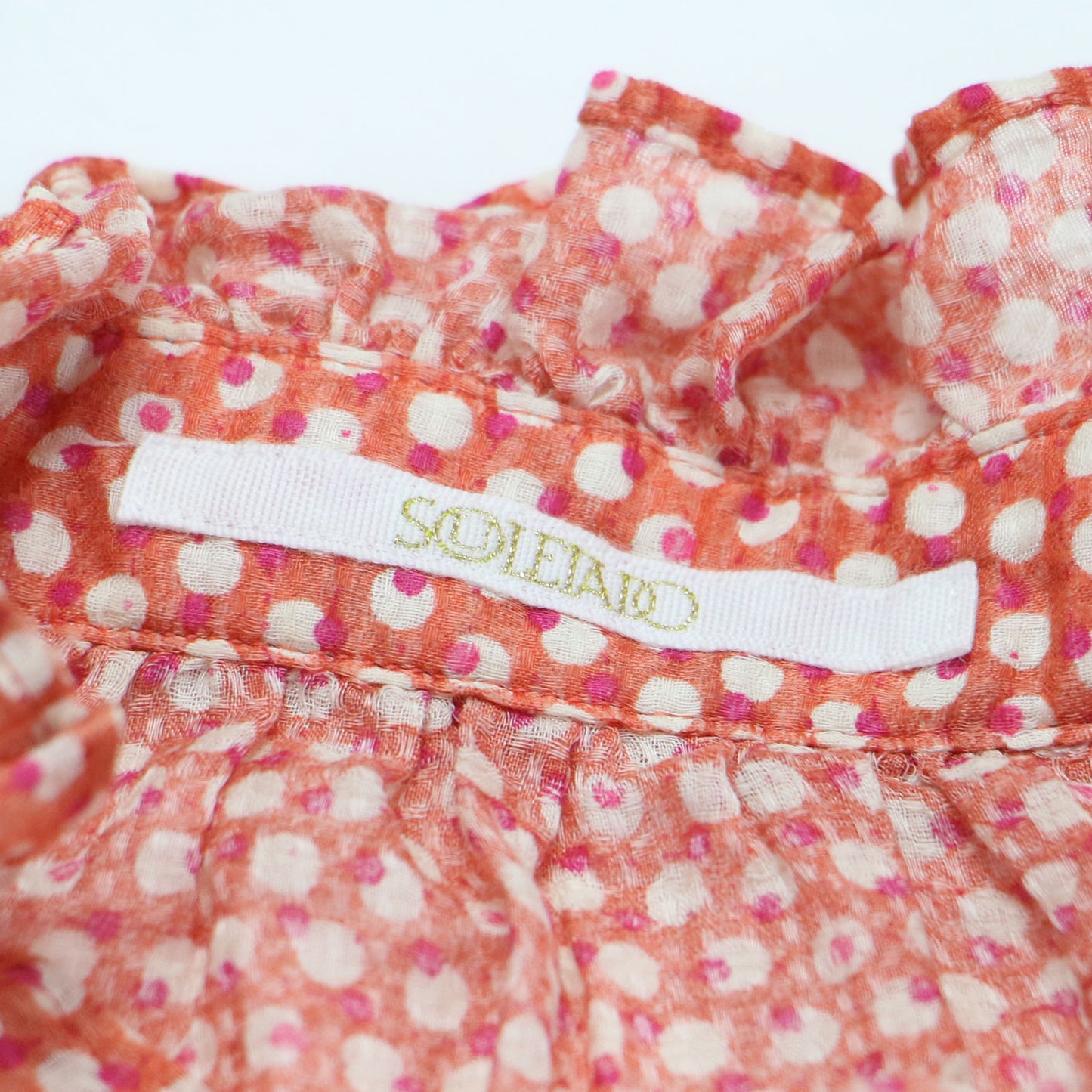 24春夏 コットン ラミープリント フリルネック ブラウス / シャツ ノースリーブ ハイネック 比翼ボタン リネン