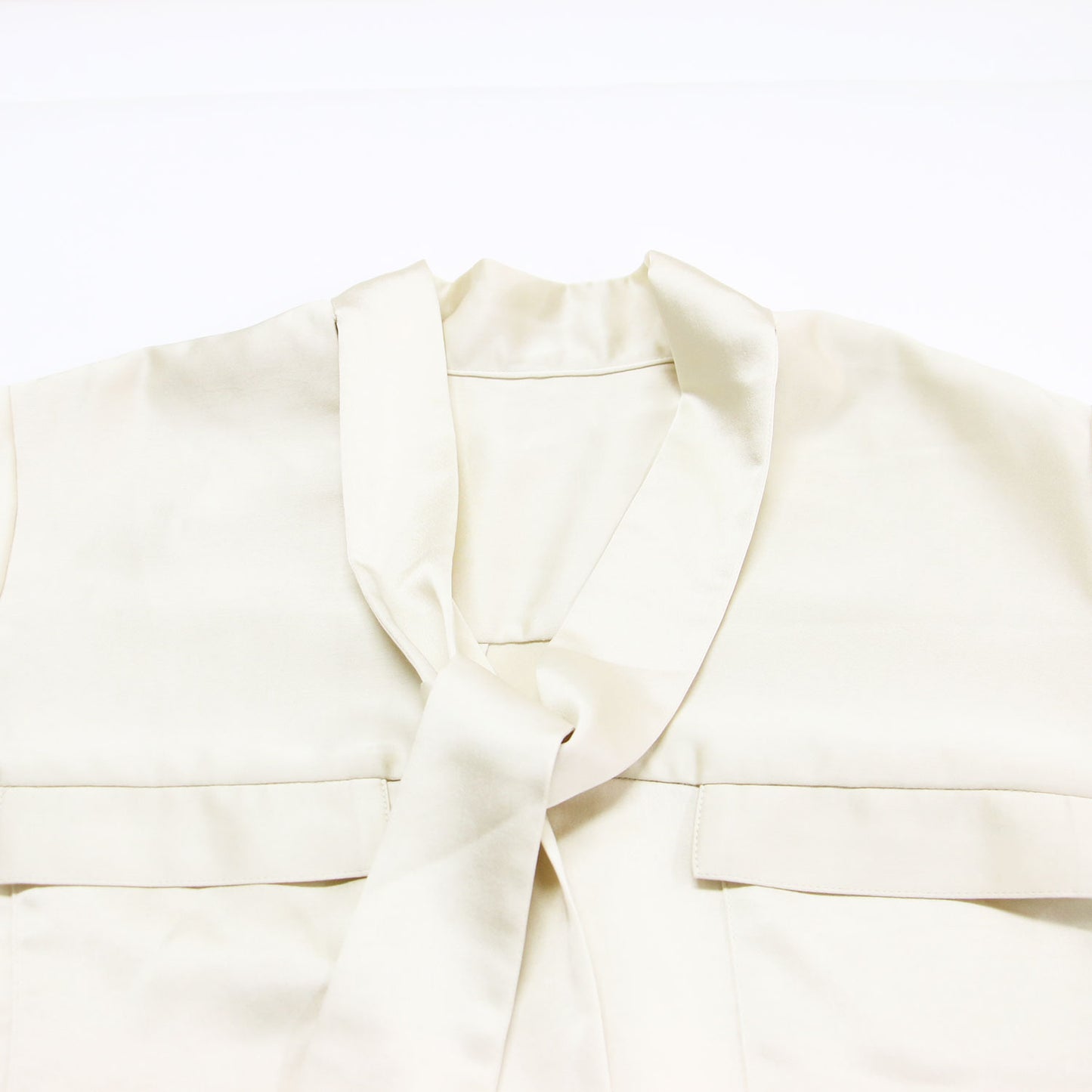 24秋冬 サテン ボウタイ ブラウス / プルオーバー 長袖 Vネック ワイドスリーブ スリット