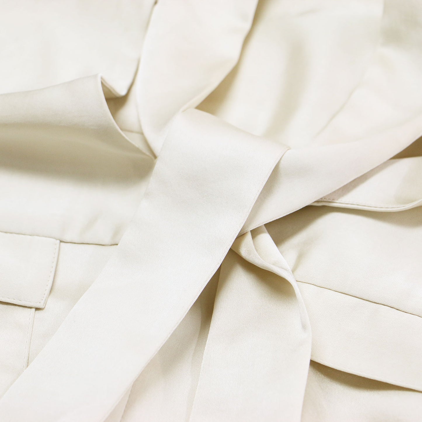 24秋冬 サテン ボウタイ ブラウス / プルオーバー 長袖 Vネック ワイドスリーブ スリット