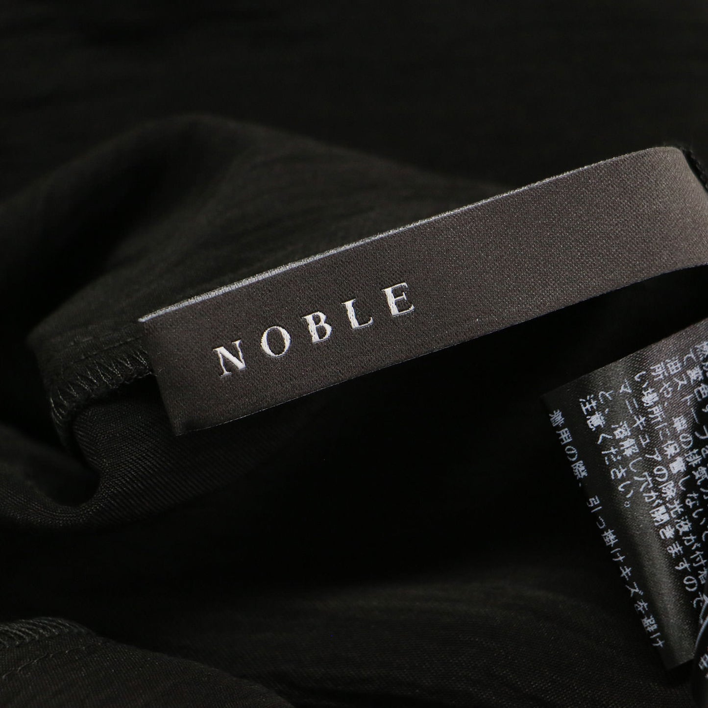 25春夏 シボサテン レイヤースリーブ ブラウス / プルオーバー 長袖 ボリュームスリーブ Vネック フリル