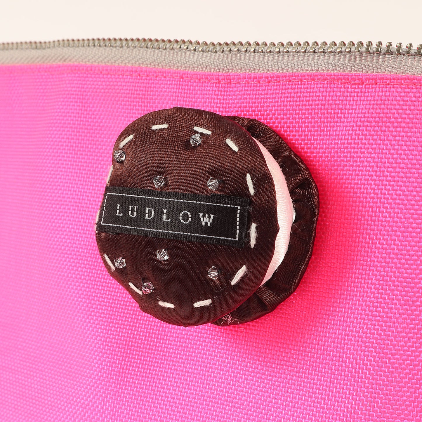 ネオンカラー マカロン ポーチ / ビジュー ブランドロゴ