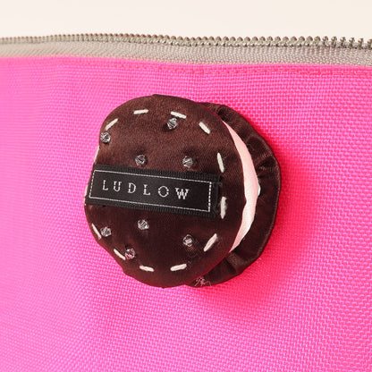 ネオンカラー マカロン ポーチ / ビジュー ブランドロゴ